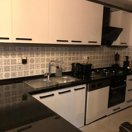Daire Ongel Apt, Beyaz Teyze