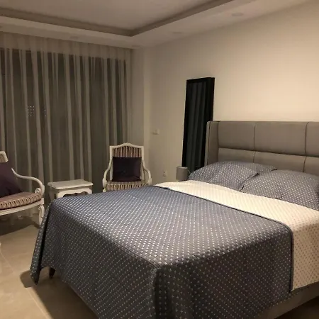 Daire Ongel Apt, Beyaz Teyze