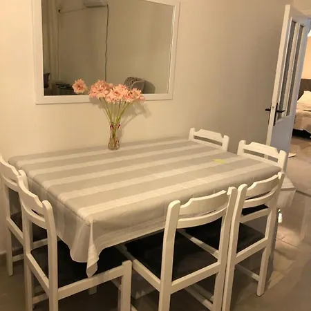 Daire Ongel Apt, Beyaz Teyze