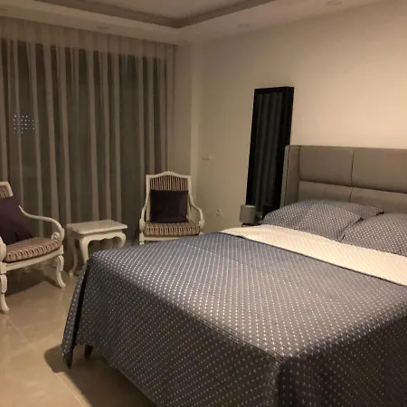 Daire Ongel Apt, Beyaz Teyze