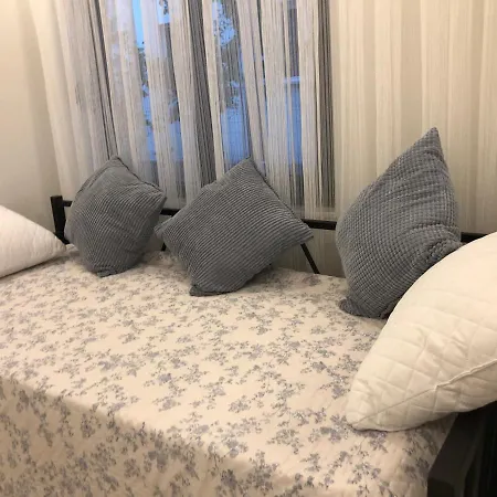 Ongel Apt, Beyaz Teyze