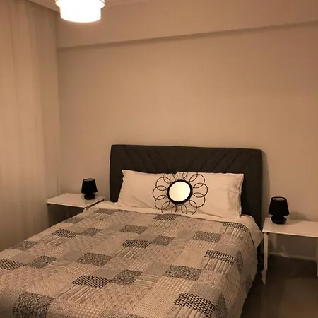 Daire Ongel Apt, Beyaz Teyze