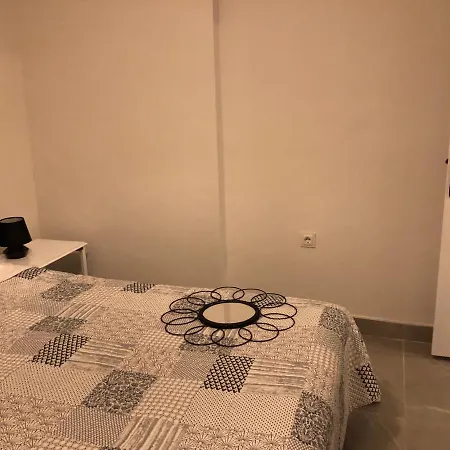 Ongel Apt, Beyaz Teyze *