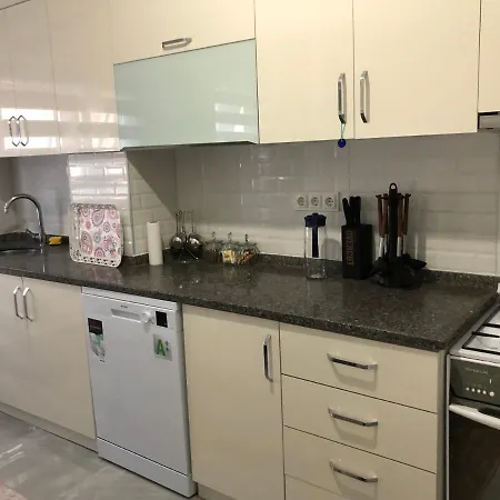 Daire Ongel Apt, Beyaz Teyze