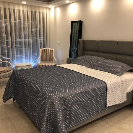 Ongel Apt, Beyaz Teyze *