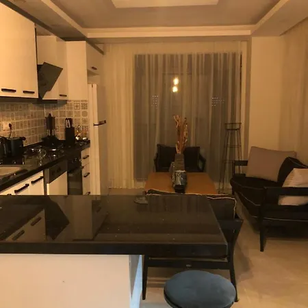 Ongel Apt, Beyaz Teyze *