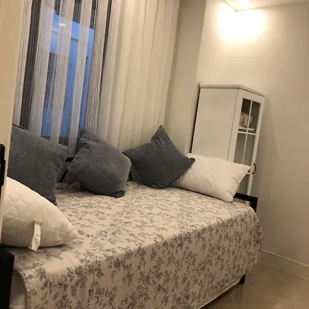 Daire Ongel Apt, Beyaz Teyze