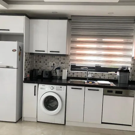 Ongel Apt, Beyaz Teyze *