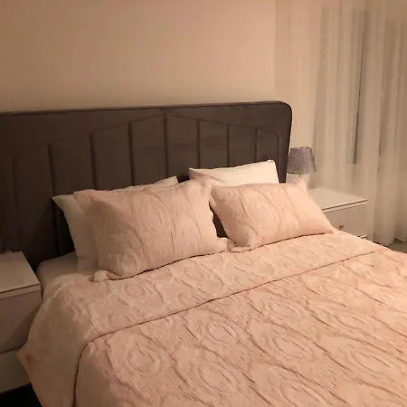 Daire Ongel Apt, Beyaz Teyze