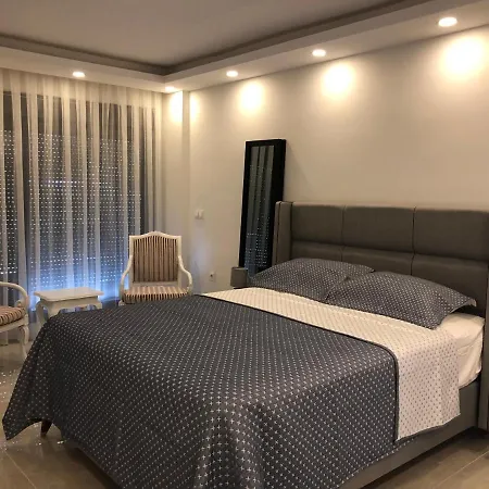 Ongel Apt, Beyaz Teyze *