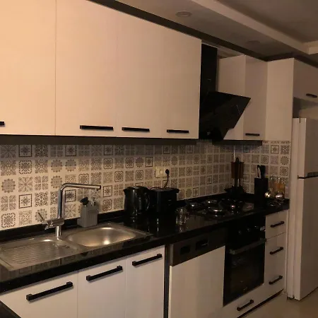 Ongel Apt, Beyaz Teyze *