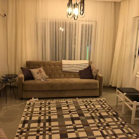 Daire Ongel Apt, Beyaz Teyze