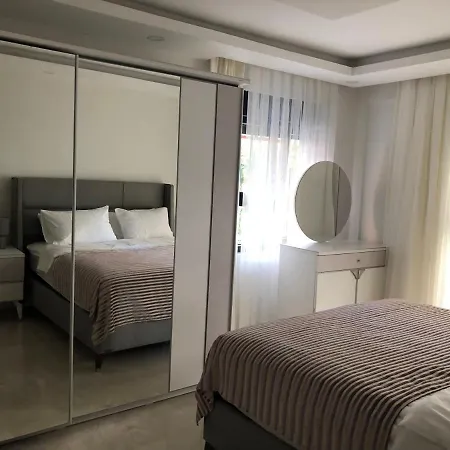 Daire Ongel Apt, Beyaz Teyze
